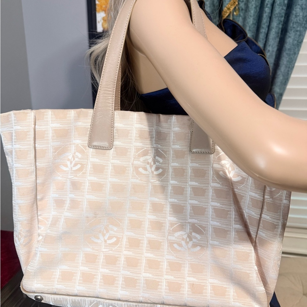 CHANEL Beige Jacquard Tote Bag with Logo Motif - Picture 4 of 15